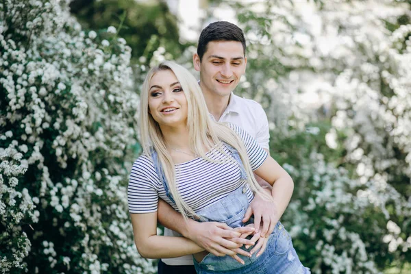 Pareja en la naturaleza —  Fotos de Stock