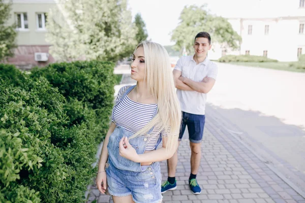 Pareja en la naturaleza — Foto de Stock