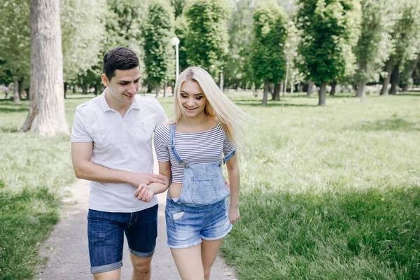 Casal na natureza — Fotografia de Stock