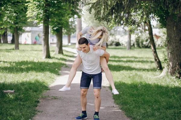 Couple in nature — Stock Photo, Image