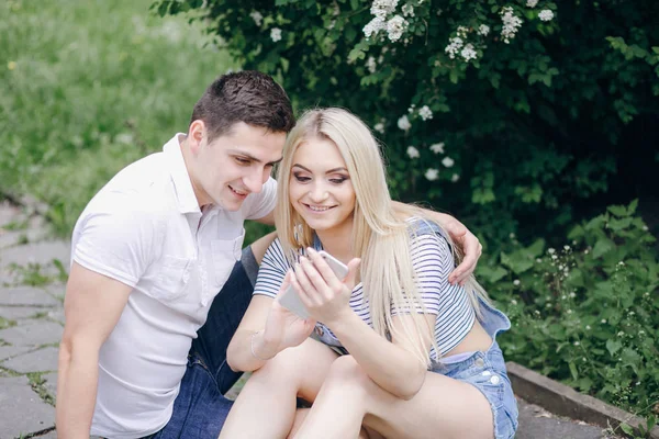 Couple in nature — Stock Photo, Image