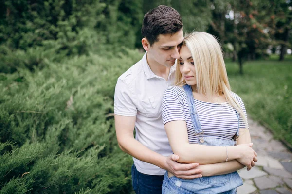 Pareja en la naturaleza — Foto de Stock