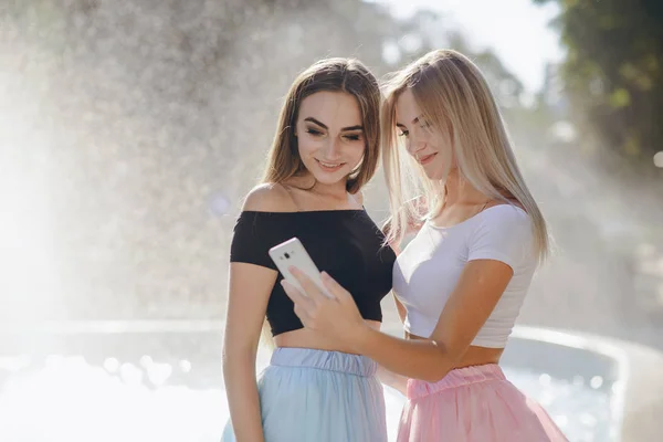 Ragazze alla fontana — Foto Stock