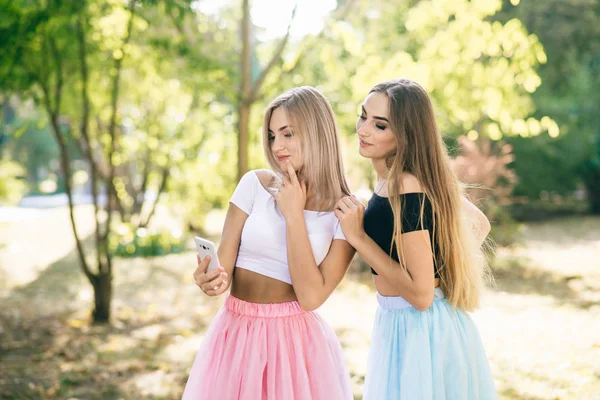 Menina com telefone — Fotografia de Stock