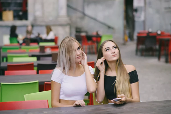 Chicas en la cafetería — Foto de Stock