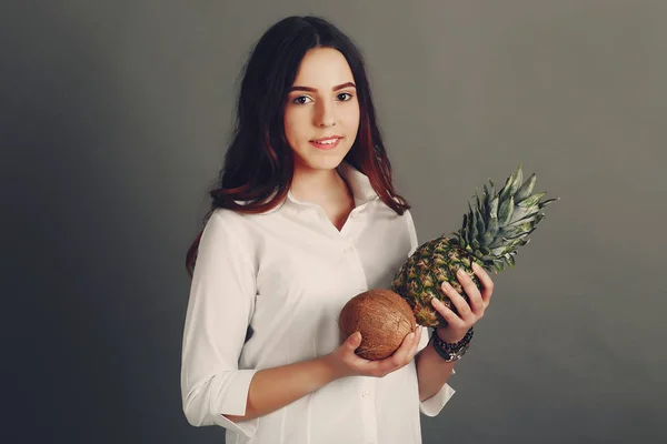 Chica con fruta —  Fotos de Stock