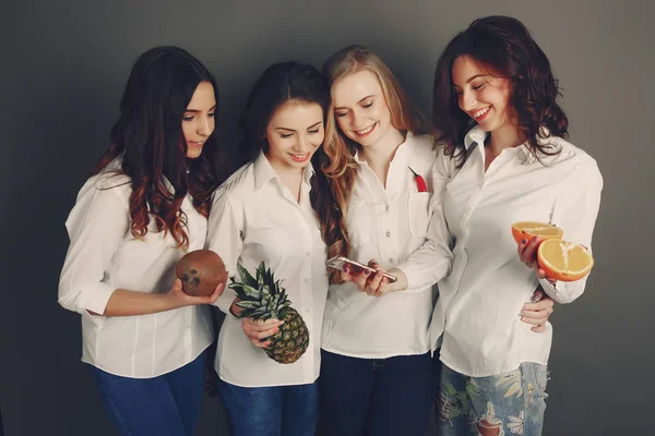Meisjes met fruit — Stockfoto
