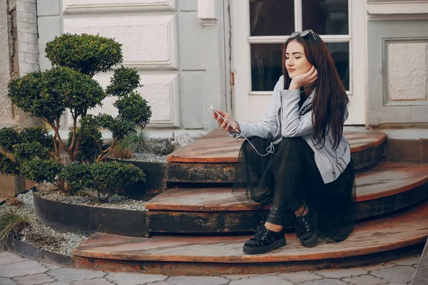 Chica en la ciudad — Foto de Stock