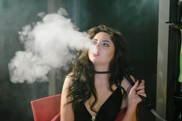 Gadis dengan hookah — Stok Foto