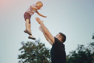 bir çocuk ile genç aile açık havada eğlence var
