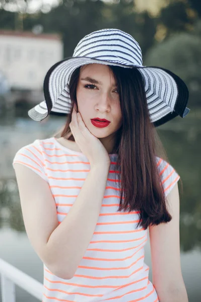 Menina em um vestido rosa — Fotografia de Stock