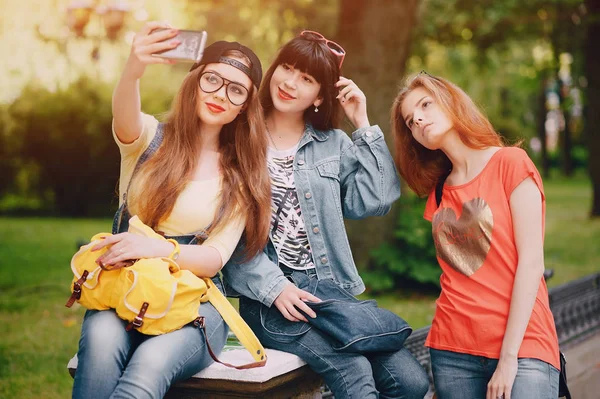 Tres chicas jóvenes caminando en el parque —  Fotos de Stock