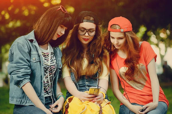 Tres chicas jóvenes caminando en el parque —  Fotos de Stock