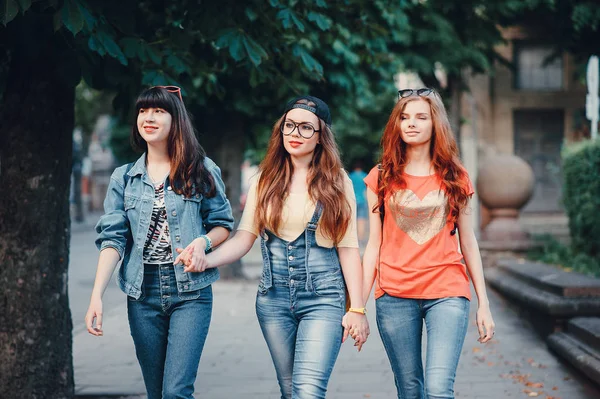 Drie jonge meisjes lopen in het park — Stockfoto