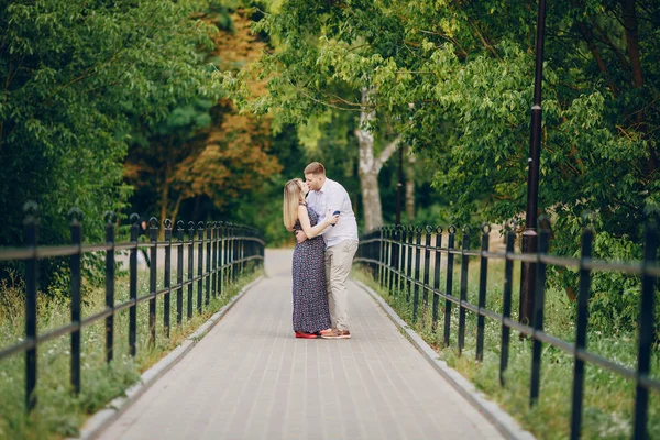 Couple in the park — Stock Photo, Image