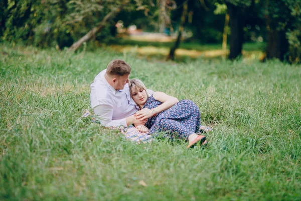 Couple in the park — Stock Photo, Image