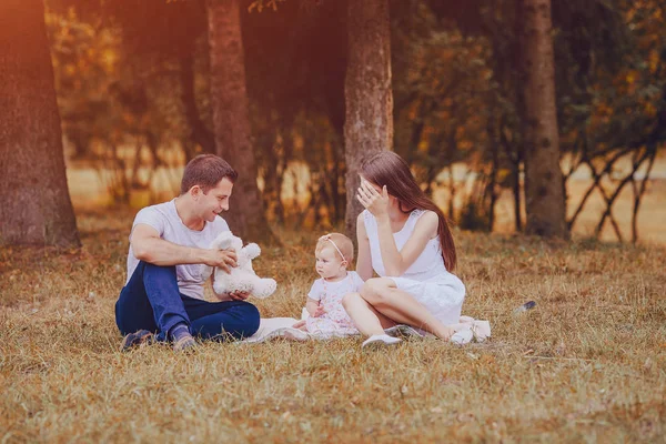 Familia en el parque — Foto de Stock