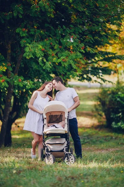 Famille dans le parc — Photo