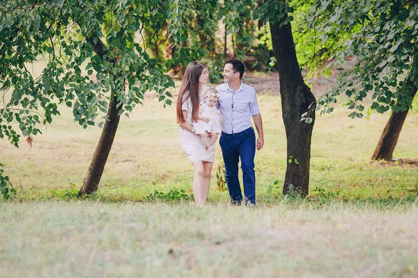 Família no parque — Fotografia de Stock