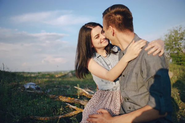 Pár na přírodu — Stock fotografie