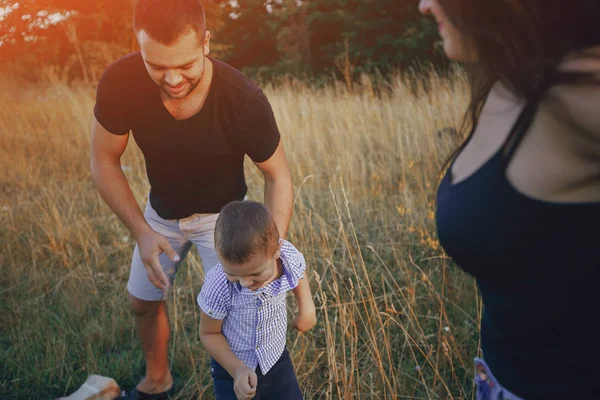 Familia joven con un niño divertirse al aire libre — Foto de Stock