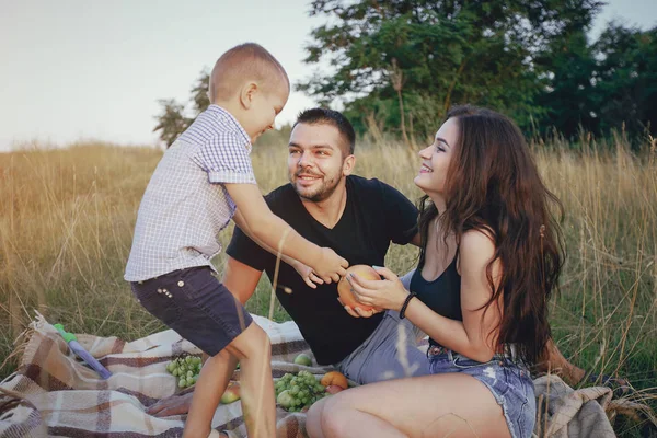 Familia joven con un niño divertirse al aire libre — Foto de Stock