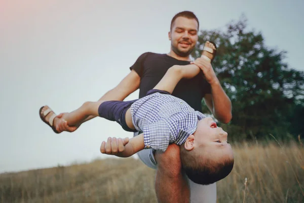 Jeune famille avec un enfant s'amuser à l'extérieur — Photo