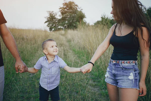 Jovem família com uma criança se divertir ao ar livre — Fotografia de Stock
