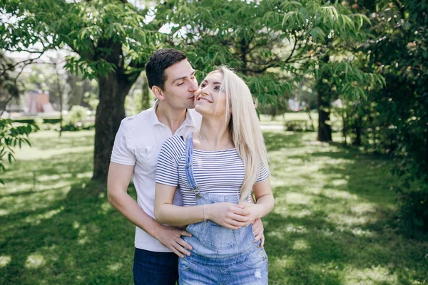 Casal na natureza — Fotografia de Stock