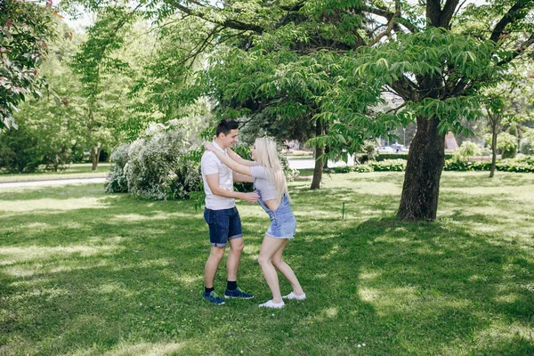 Casal na natureza — Fotografia de Stock