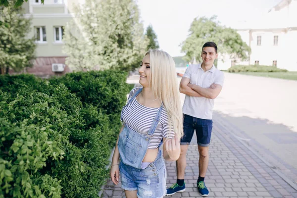 Pareja en la naturaleza — Foto de Stock