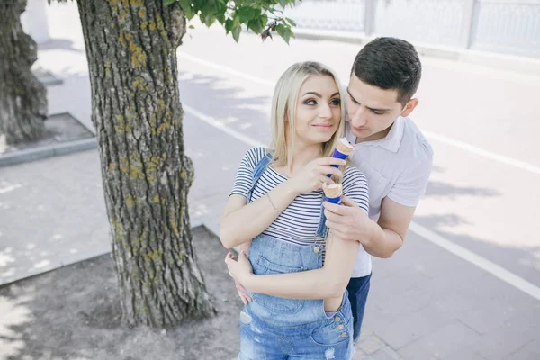 Pareja en la naturaleza — Foto de Stock