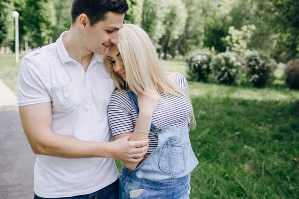 Casal na natureza — Fotografia de Stock