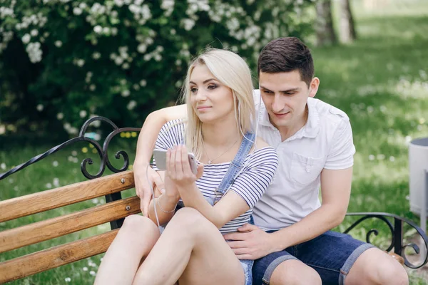 Couple in nature — Stock Photo, Image