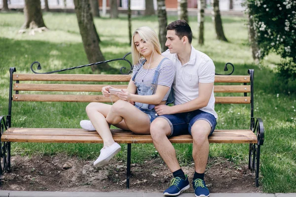 Casal na natureza — Fotografia de Stock