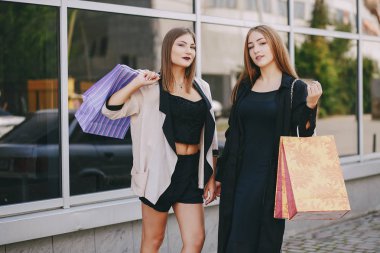 kızlar alışveriş üzerinde