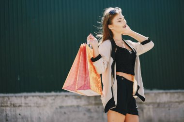 Kız alışveriş üzerinde