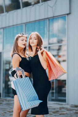 kızlar alışveriş üzerinde