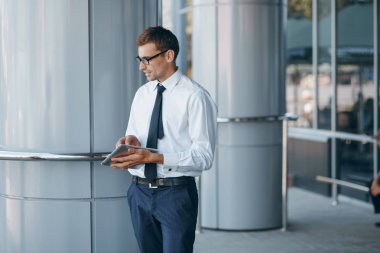 tablet ile işadamı