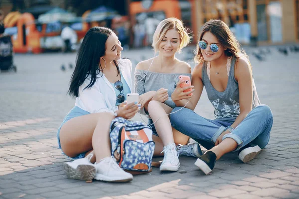 Ragazze in città — Foto Stock