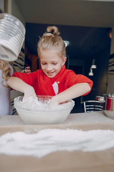 Ragazza in cucina — Foto Stock