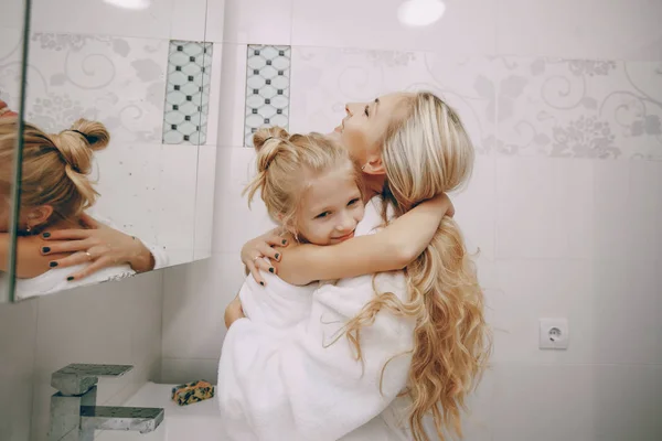 Family in the bathroom — Stock Photo, Image