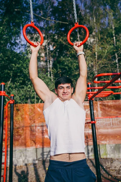 Uomo in palestra — Foto Stock