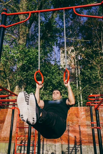 Uomo in palestra — Foto Stock