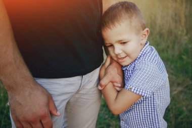 bir çocuk ile genç aile açık havada eğlence var