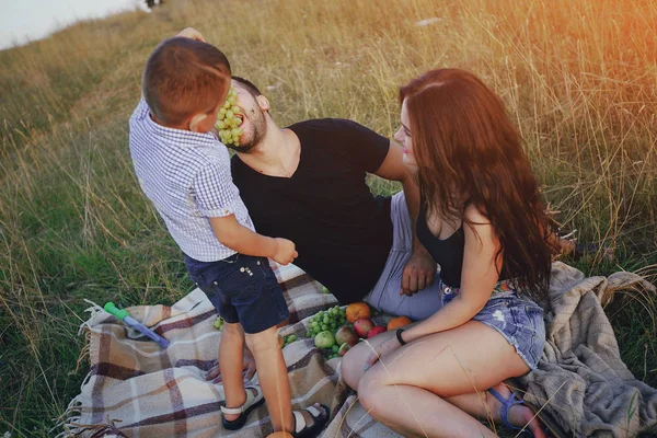 Jong gezin met een kind veel plezier buiten — Stockfoto