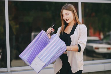 Kız alışveriş üzerinde