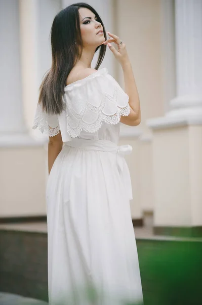 Morena en un vestido — Foto de Stock