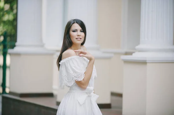 Morena em um vestido — Fotografia de Stock