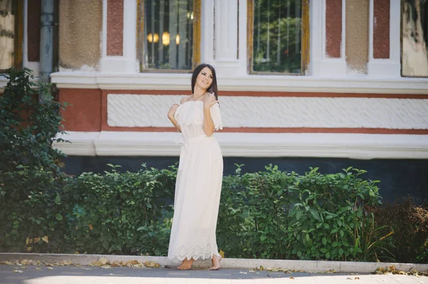 Morena em um vestido — Fotografia de Stock